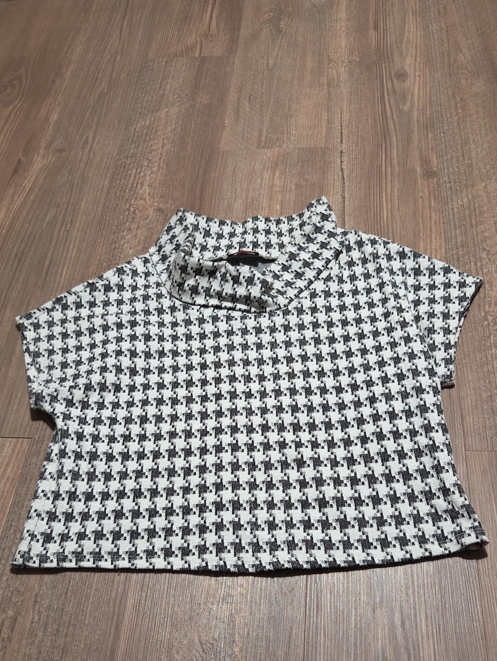 Houndstooth Mock Neck Crop Top - Black & White